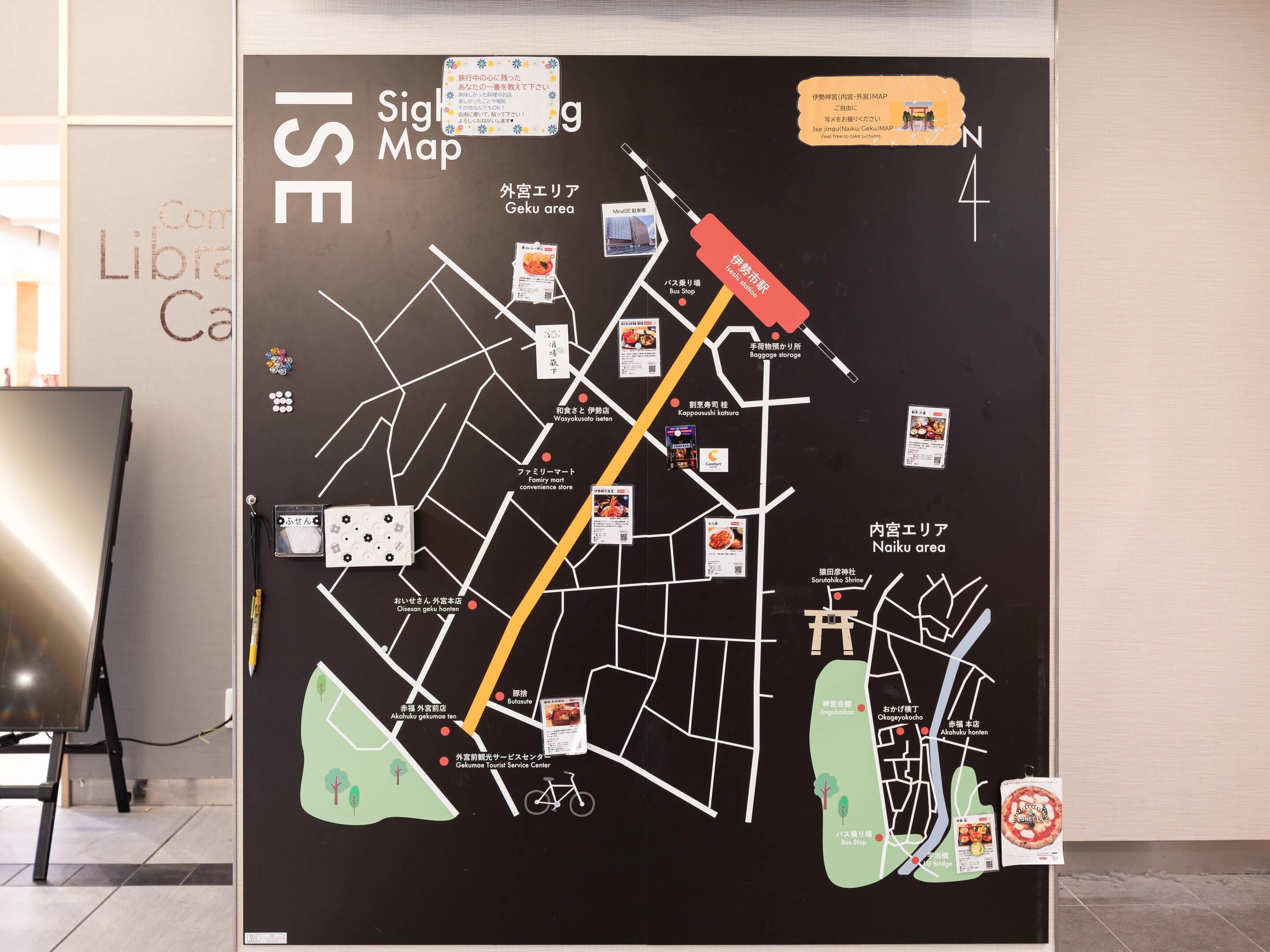 Une carte détaillée d’une bibliothèque, indiquant les différents secteurs et les commodités disponibles, notamment un arrêt de bus et un centre d’information touristique.