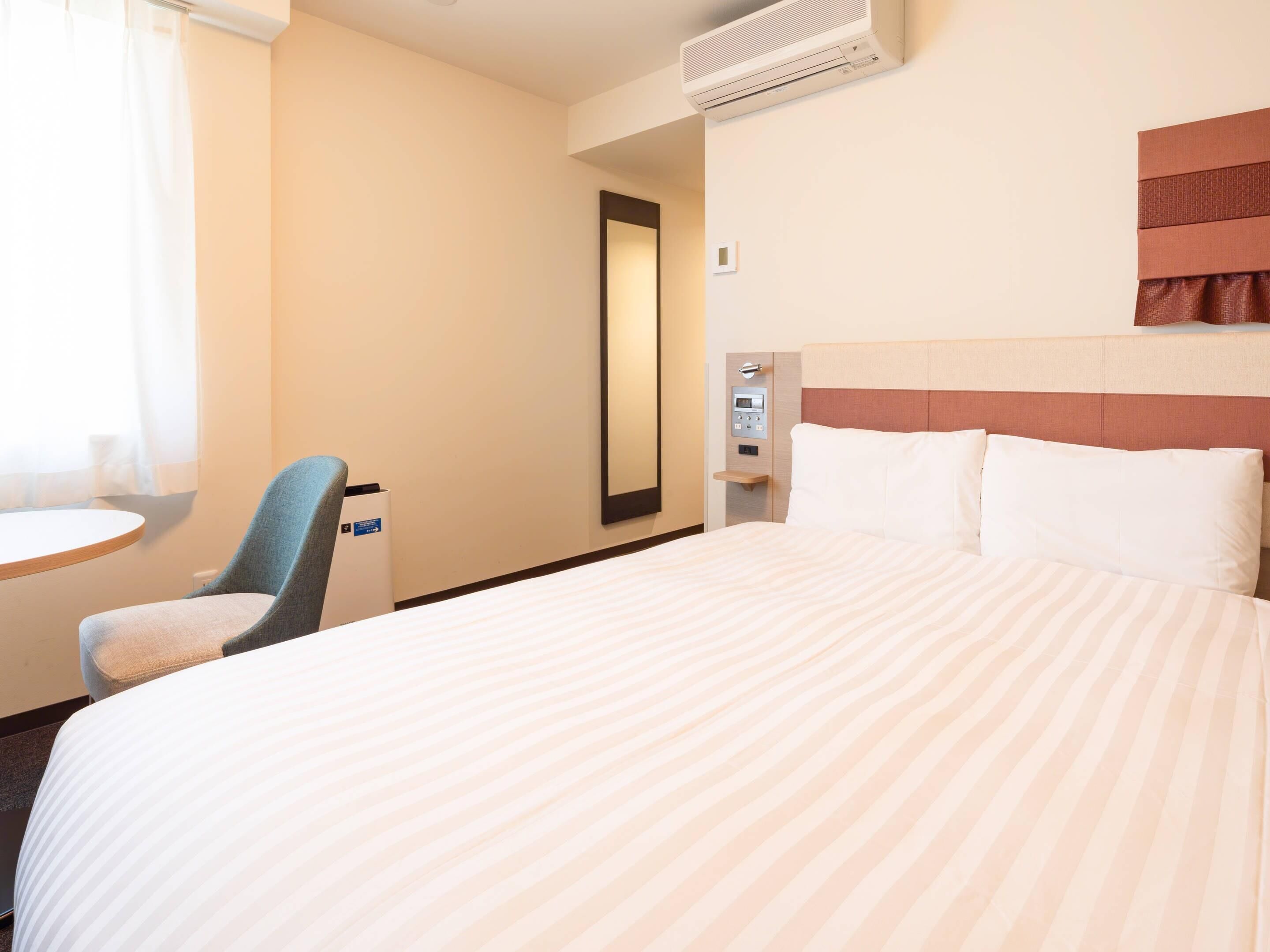 Room, 1 Queen Bed, Non Smoking | Premium bedding, in-room safe, desk, laptop workspace