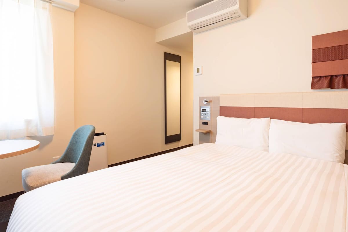 Room, 1 Queen Bed, Non Smoking | Premium bedding, in-room safe, desk, laptop workspace
