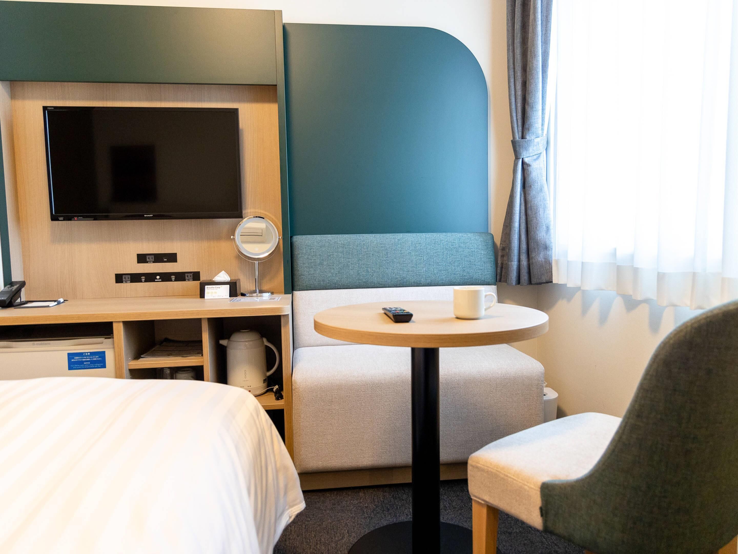 Room, 1 Queen Bed, Non Smoking | Premium bedding, in-room safe, desk, laptop workspace