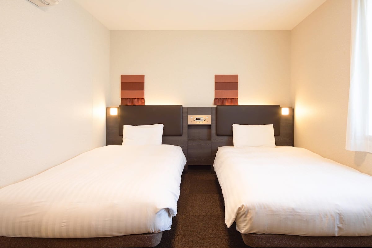 Standard Room, 2 Twin Beds, Non Smoking | Premium bedding, in-room safe, desk, laptop workspace