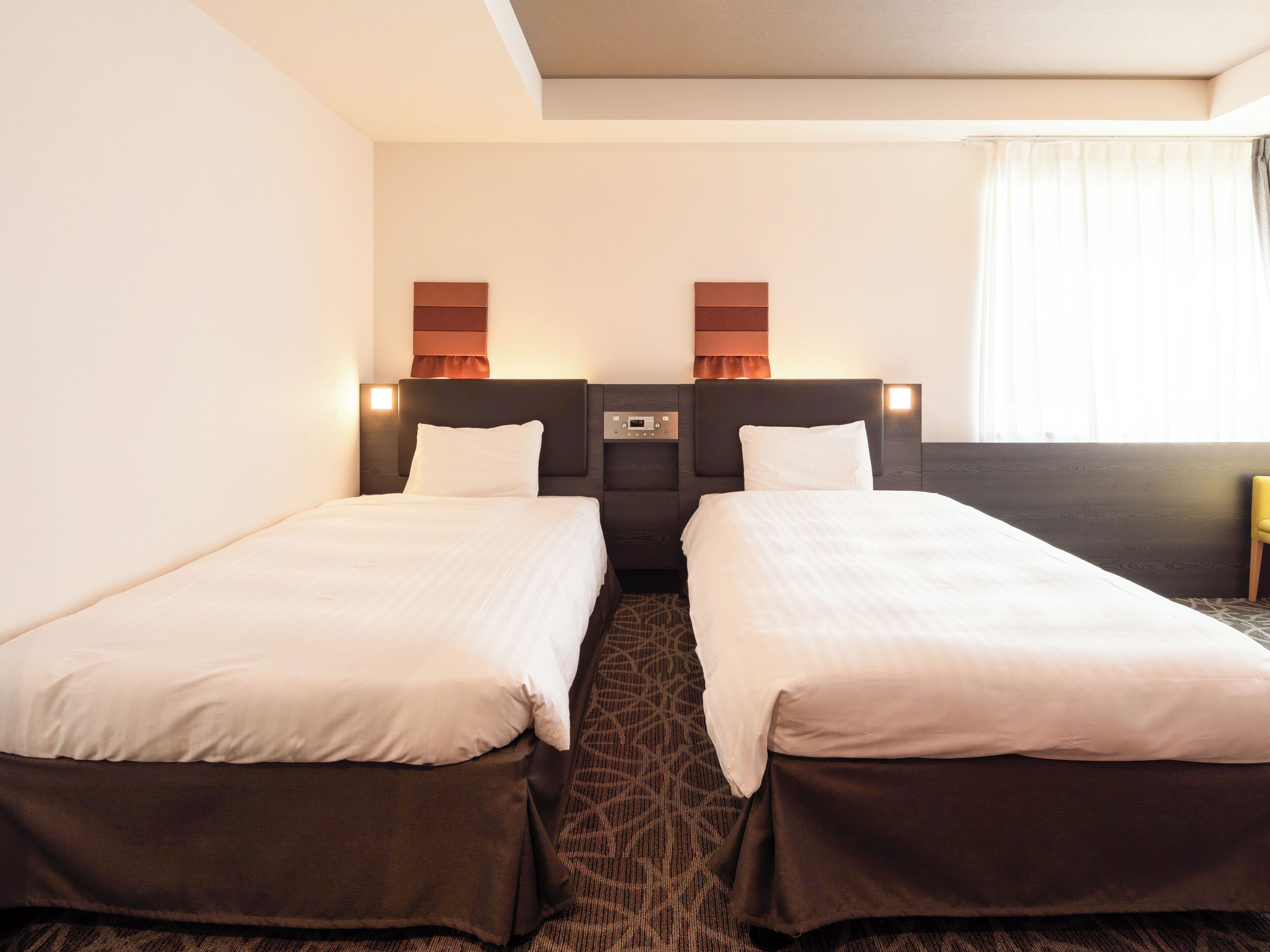 standard twin room, non smoking | premium bedding, in-room safe, desk, laptop workspace