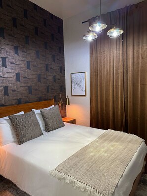 Basic Room, 1 Queen Bed | Premium bedding, down comforters, individually decorated