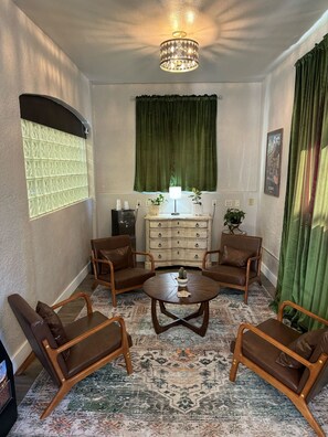 Quarto básico, 1 cama Queen | Roupas de cama premium, edredons de pluma, individualmente decorados