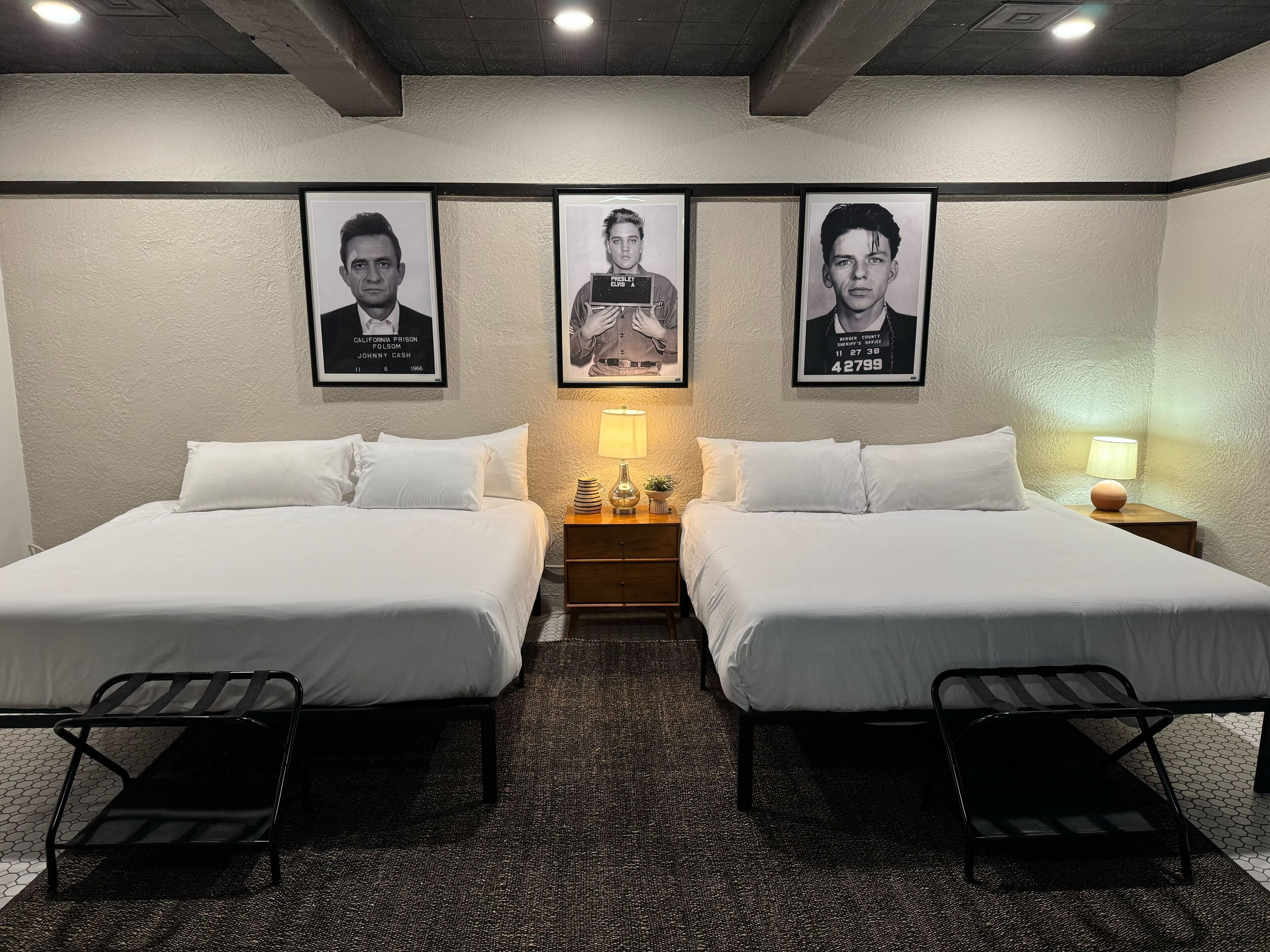 ห้องดีลักซ์สวีท, หลายเตียง, ลานระเบียง, ชั้นล่าง | เครื่องนอนระดับพรีเมียม, ผ้านวมขนเป็ด, ห้องพักตกแต่งอย่างมีเอกลักษณ์