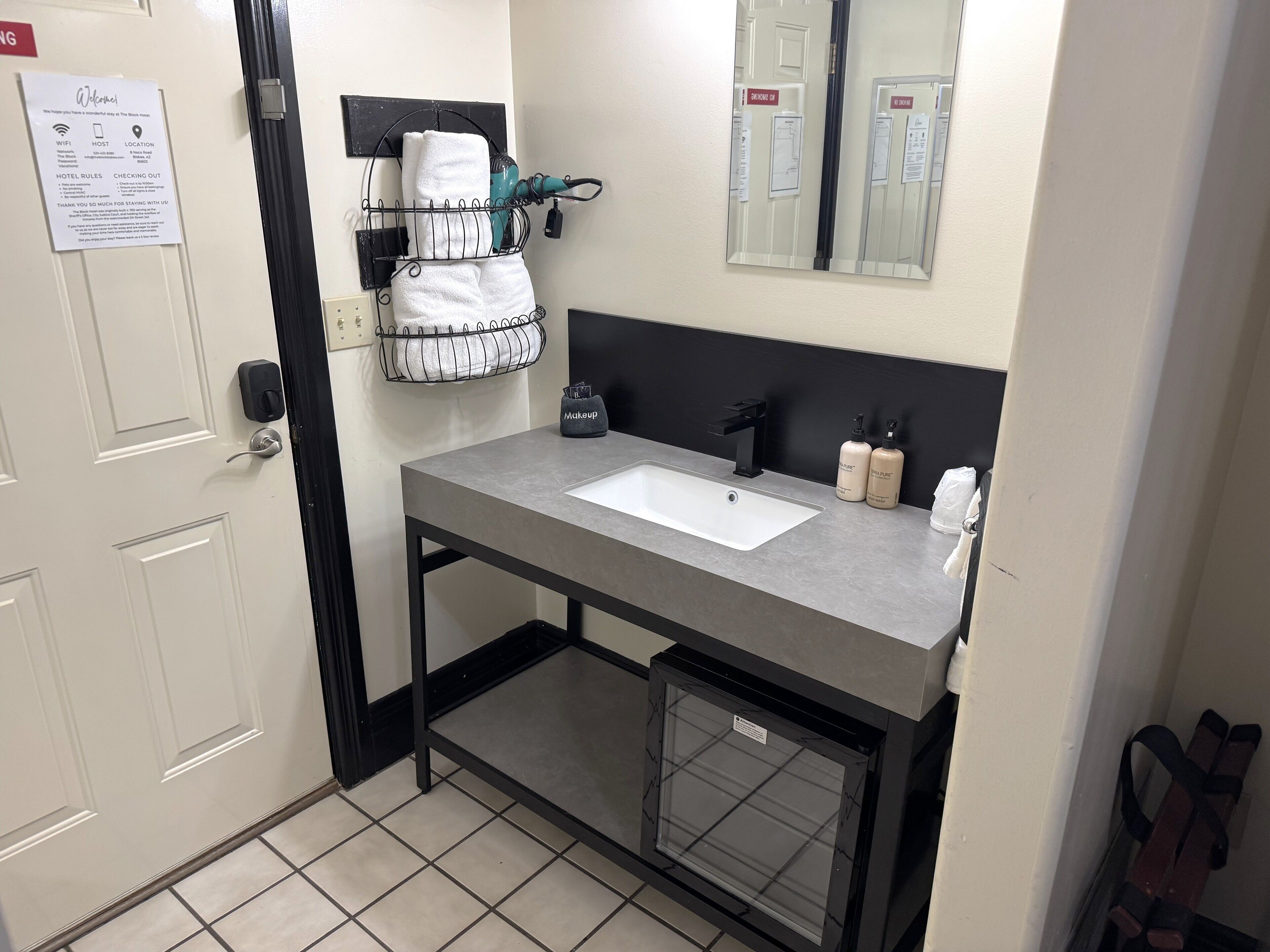 basic room, 1 queen bed | bathroom | combined shower/bathtub, free toiletries, hair dryer, bathrobes