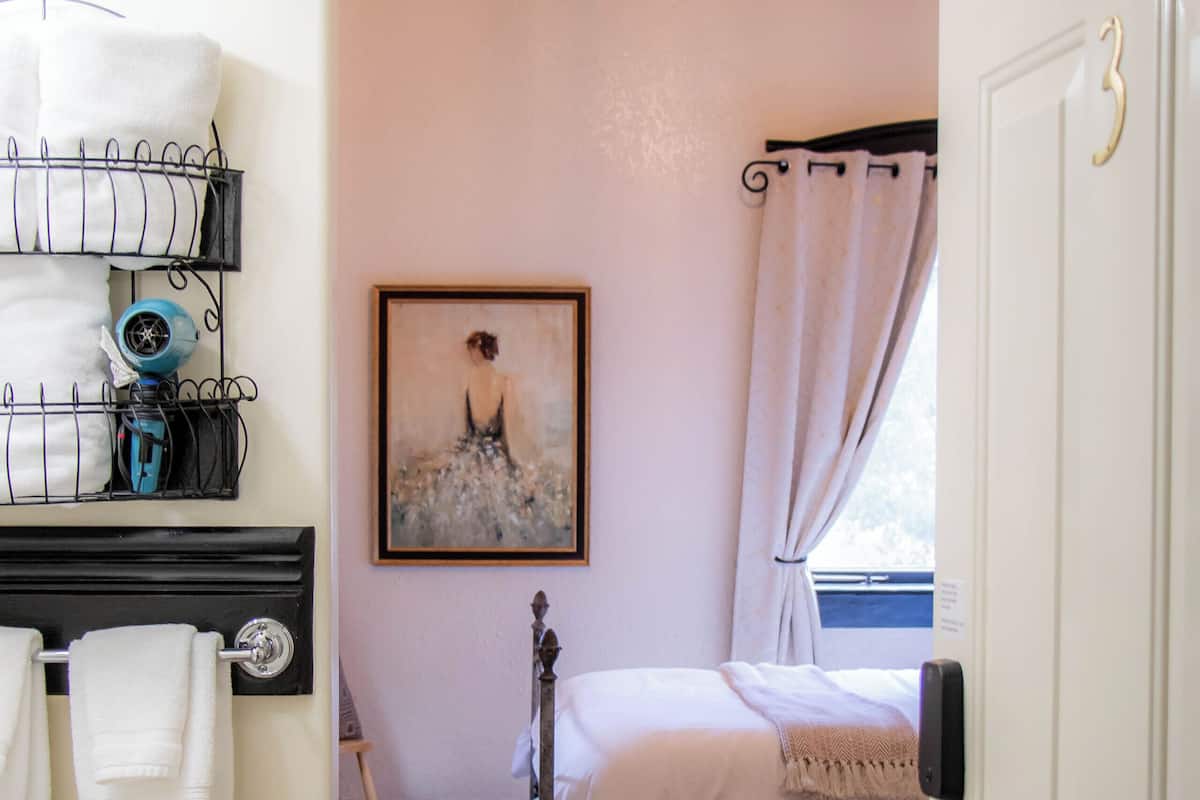 Signature Room, 1 Queen Bed | Premium bedding, down comforters, individually decorated