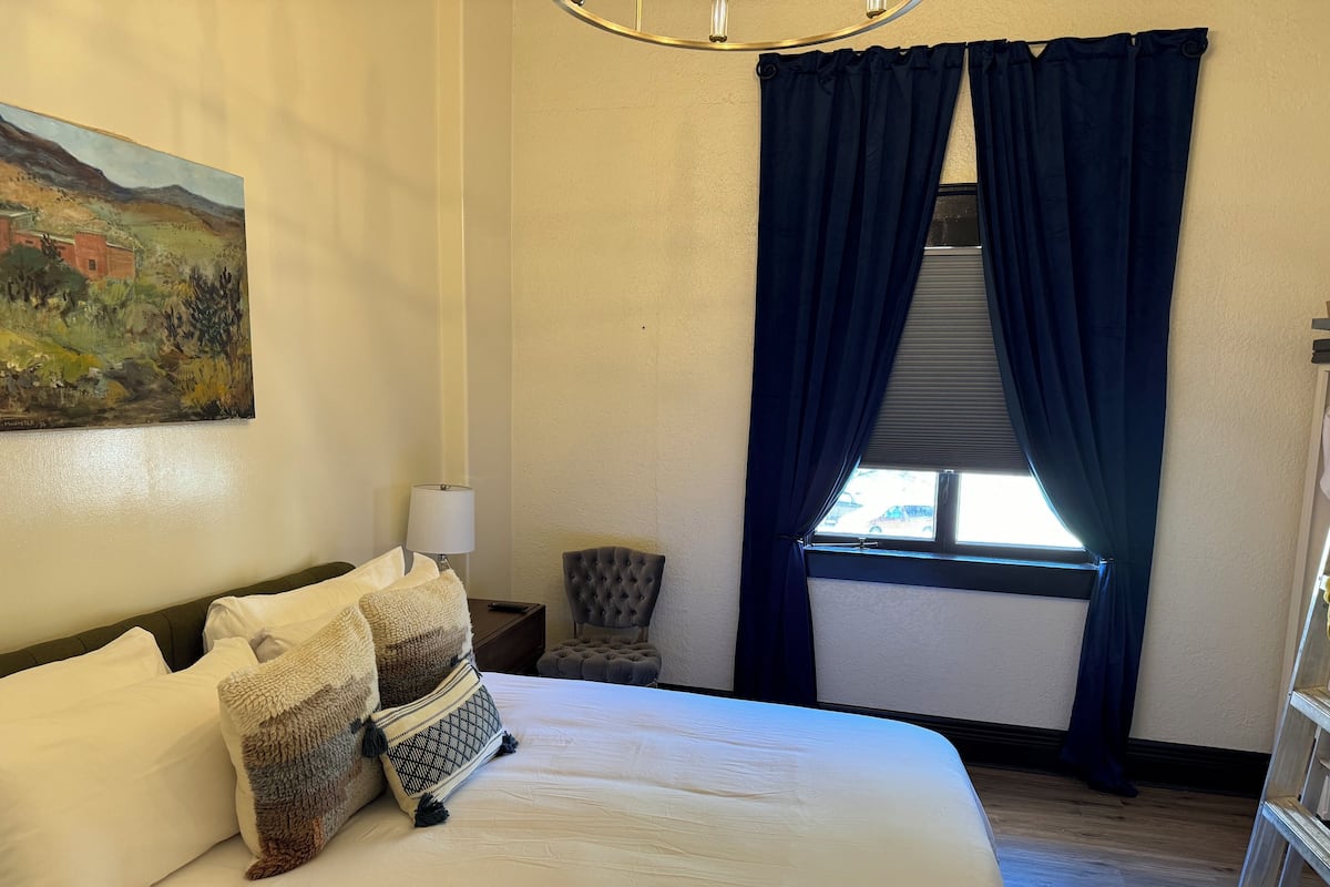Signature Room, 1 King Bed | Premium bedding, down comforters, individually decorated