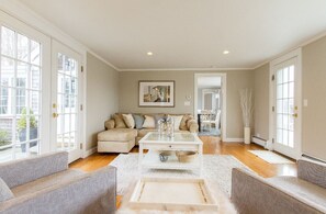 Smart TV, fireplace, DVD player, books - Waterfront Chatham Village, Short Walk to Town & Lighthouse Beach (Chatham)