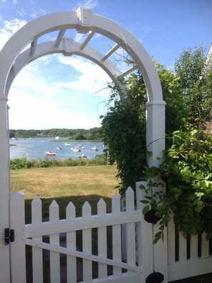 Property grounds - Waterfront Chatham Village, Short Walk to Town & Lighthouse Beach (Chatham)