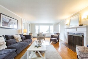 Smart TV, fireplace, DVD player, books - Waterfront Chatham Village, Short Walk to Town & Lighthouse Beach (Chatham)