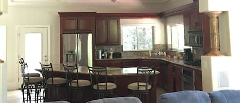 Smart TV, fireplace, DVD player, stereo