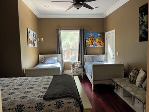 5 bedrooms, iron/ironing board, WiFi, bed sheets