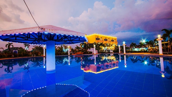 Outdoor pool, a natural pool
