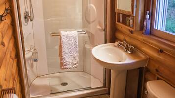 Douche, séchoir à cheveux, serviettes fournies, savon