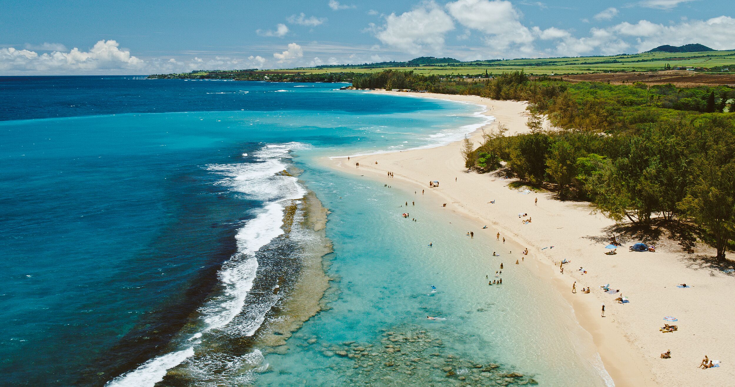 På stranden, solsenger og strandhåndklær