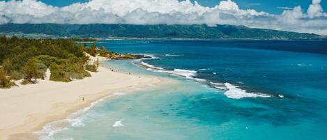 Sur la plage, chaise longue, serviettes de plage
