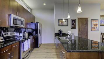 Refrigerador, microondas, horno y parrilla de estufa