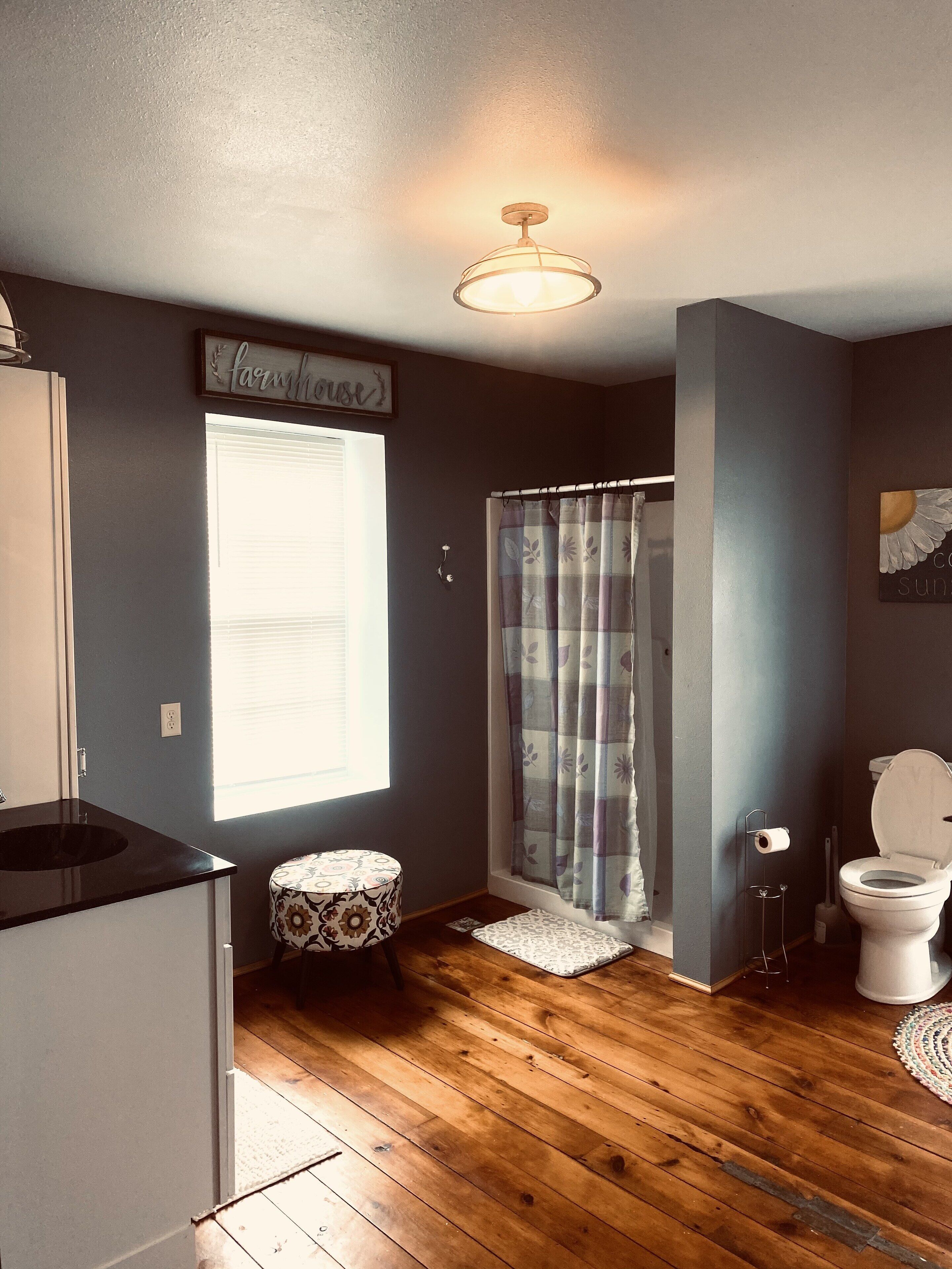 Dusch, handdukar och toalettpapper