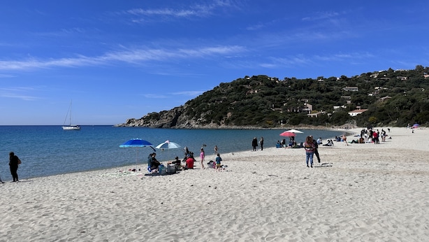 A beach with people, umbrellas, and a sailboat. - Villa 2 apartments ,1 or 2 families, panoramic sea view & sunset (Sinnai)