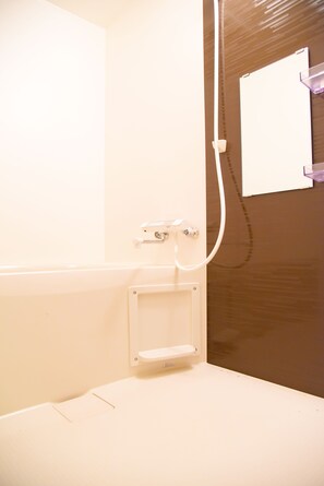 Separate bathtub and shower, free toiletries, slippers, towels - MT Sweet House (Osaka)