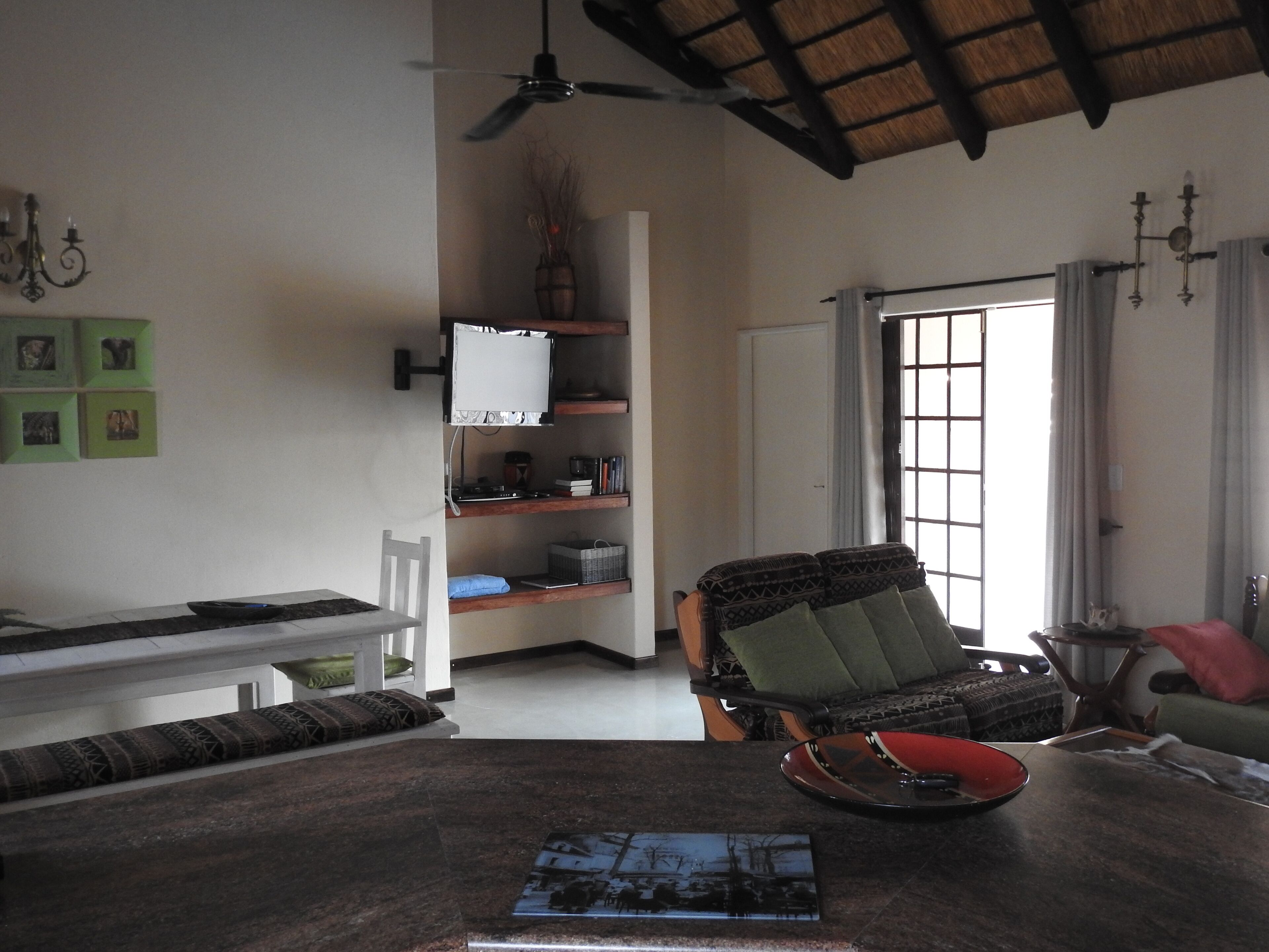 電視、壁爐、DVD 播放機、書籍