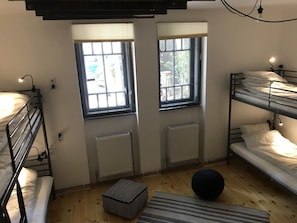 Dormitório compartilhado design, 1 quarto, vista para a cidade (1 bed /6 people dormitory) | Ferros/tábuas de passar roupa, Wi-Fi de cortesia, roupa de cama