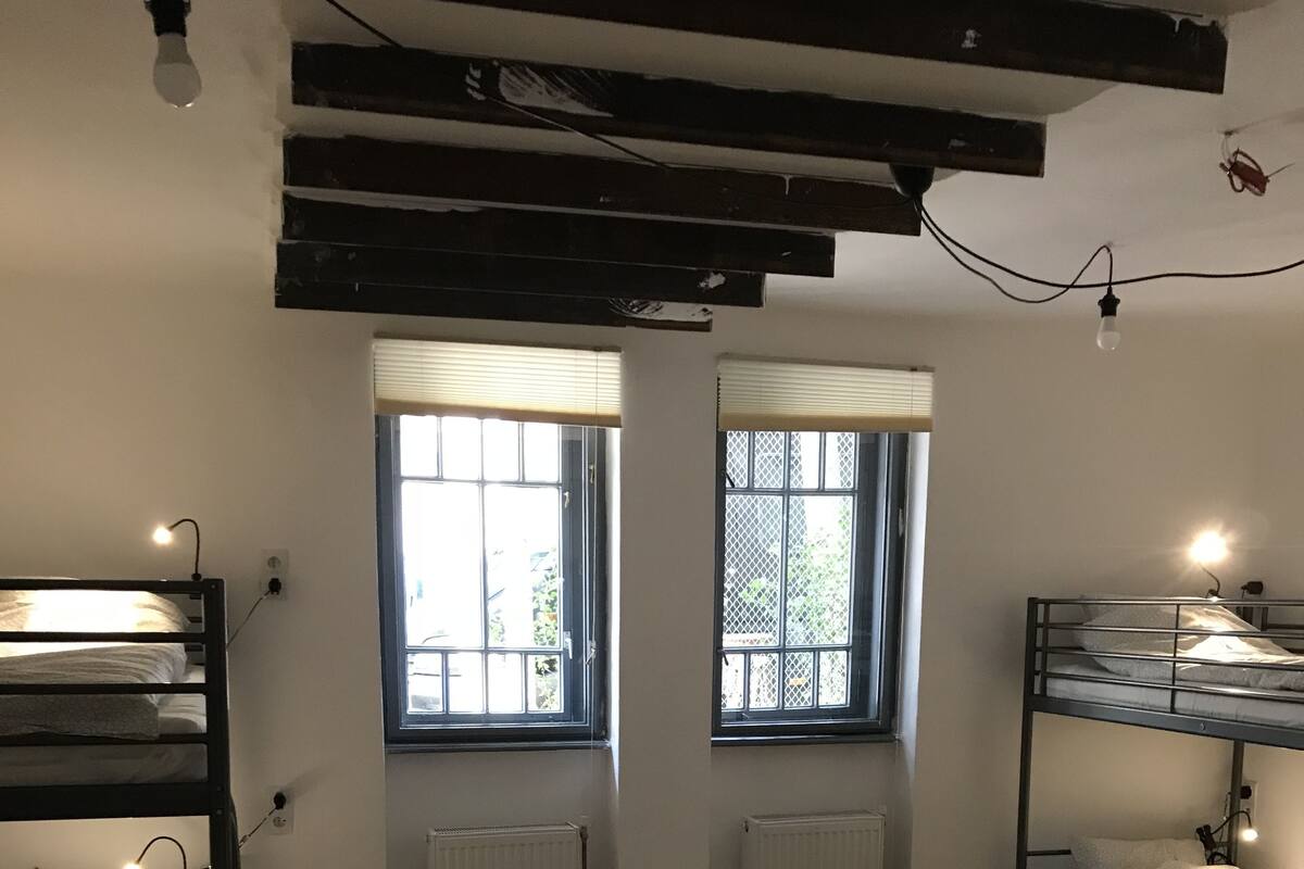 Design-yhteismajoitus, 1 makuuhuone, kaupunkinäköala (1 bed /6 people dormitory) | Silitysrauta/-lauta, ilmainen Wi-Fi, vuodevaatteet