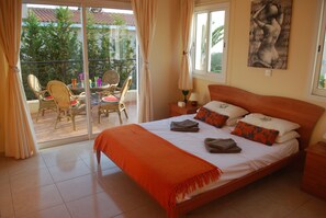 3 bedrooms, in-room safe, iron/ironing board, travel crib - Exclusive Quiet Villa in Residential area of Peyia with Private Pool & Sea Views (Peyia)