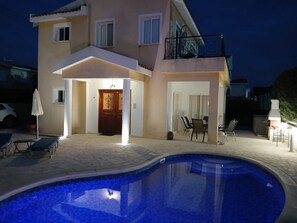 Outdoor pool - Exclusive Quiet Villa in Residential area of Peyia with Private Pool & Sea Views (Peyia)