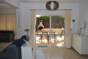 Smart TV, video games, DVD player, books - Exclusive Quiet Villa in Residential area of Peyia with Private Pool & Sea Views (Peyia)