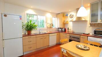 Een koelkast, een magnetron, een oven, een kookplaat