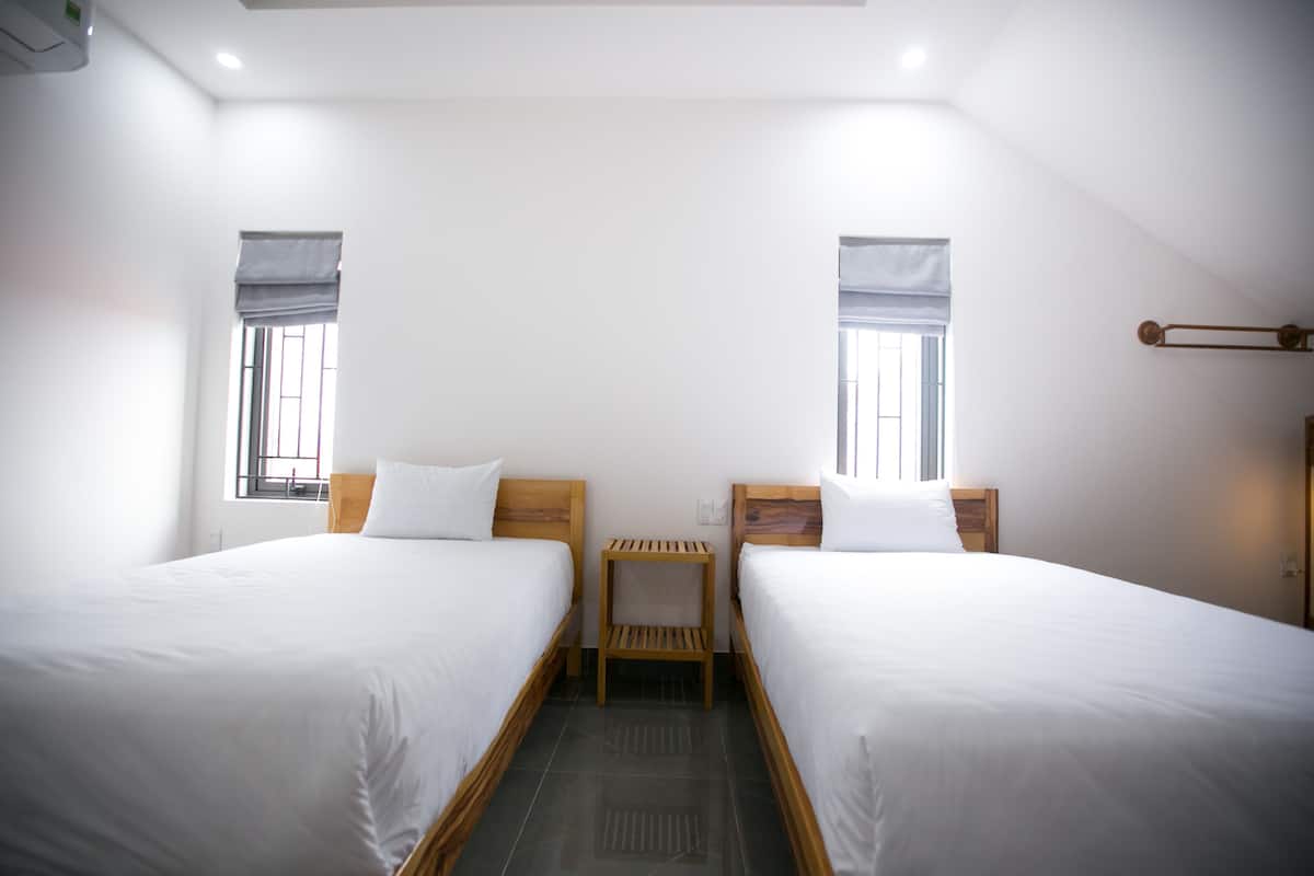 Deluxe Twin Room | Minibar, individually furnished, desk, blackout drapes