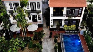 Outdoor pool, pool loungers