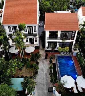 Hồ bơi ngoài trời, ghế dài tắm nắng 