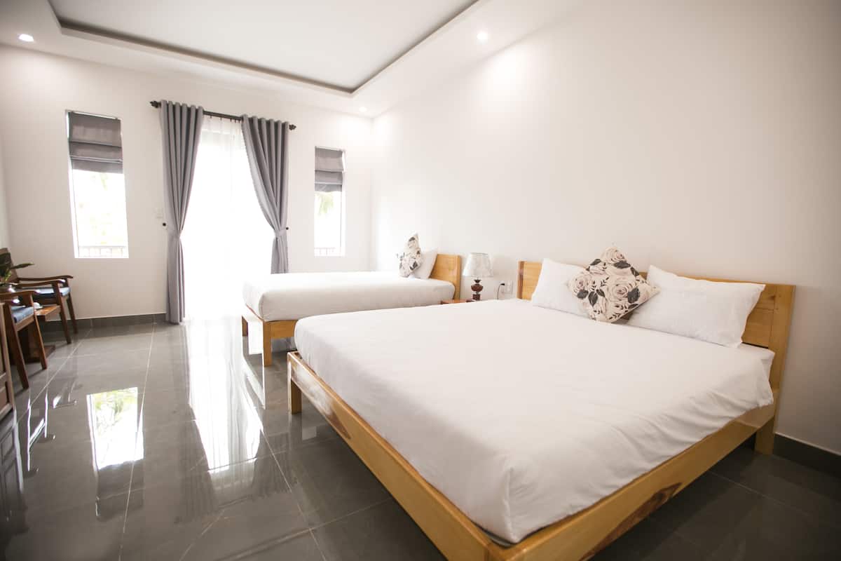 Deluxe Triple Room | Minibar, individually furnished, desk, blackout drapes