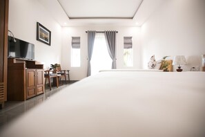 Minibar, trang bị nội thất với thiết kế riêng biệt, bàn 