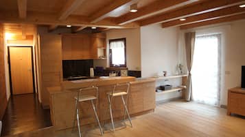 Frigorifero, microonde, forno, piano cottura