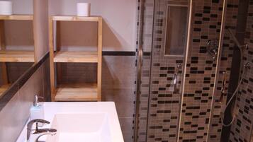 Doccia, asciugacapelli, bidet, asciugamani