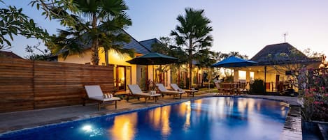 室外游泳池,池畔遮阳伞