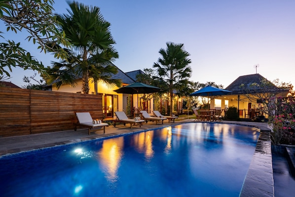 Outdoor pool, pool umbrellas - WK Gamat by ABM (Penida Island)