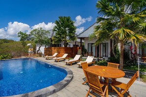 Outdoor pool, pool umbrellas - WK Gamat by ABM (Penida Island)