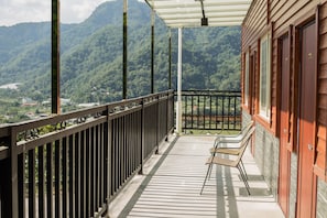 Kamar Quadruple Standar | 1 kamar tidur, seprai premium, meja kerja, dan tirai kedap cahaya