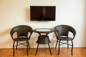 1 Schlafzimmer, hochwertige Bettwaren, Schreibtisch