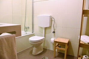 Ensemble douche/baignoire, sèche-cheveux, serviettes fournies, savon