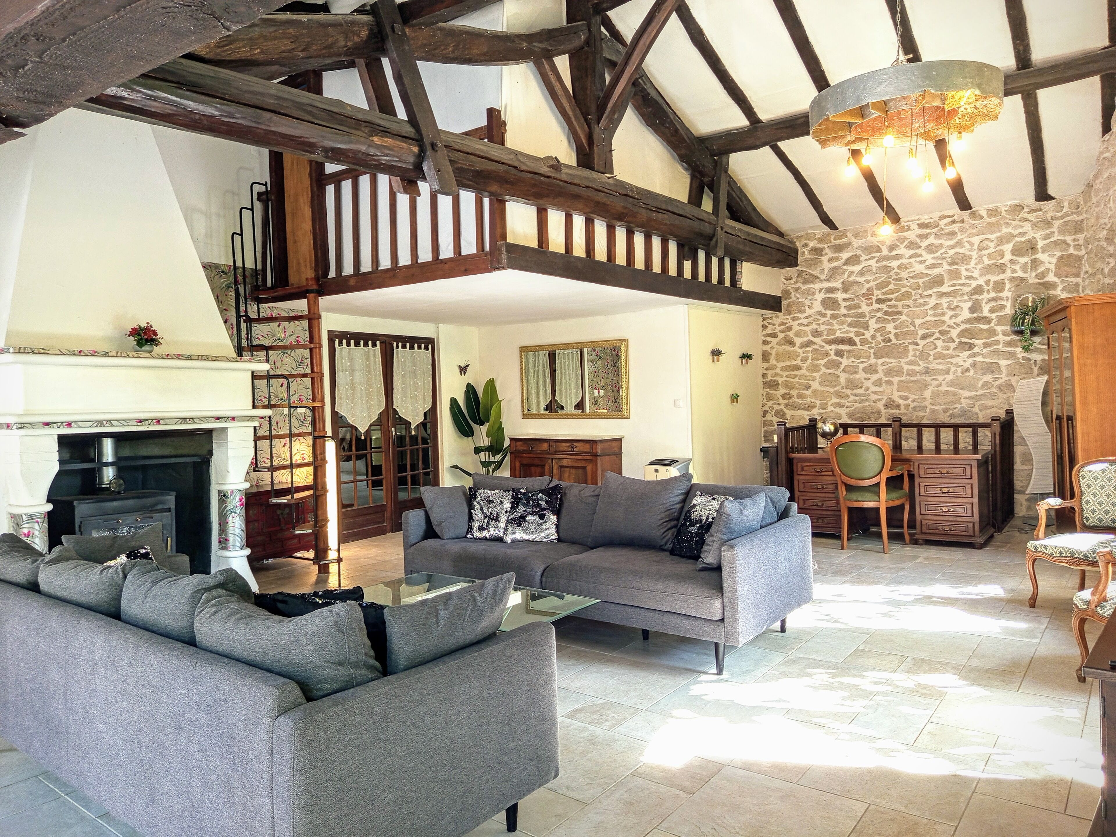 Televisie, een open haard en boeken