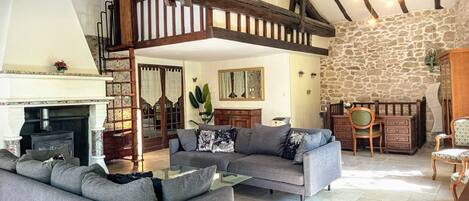 Televisie, een open haard en boeken