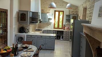 Jääkaappi, mikroaaltouuni, uuni, liesi