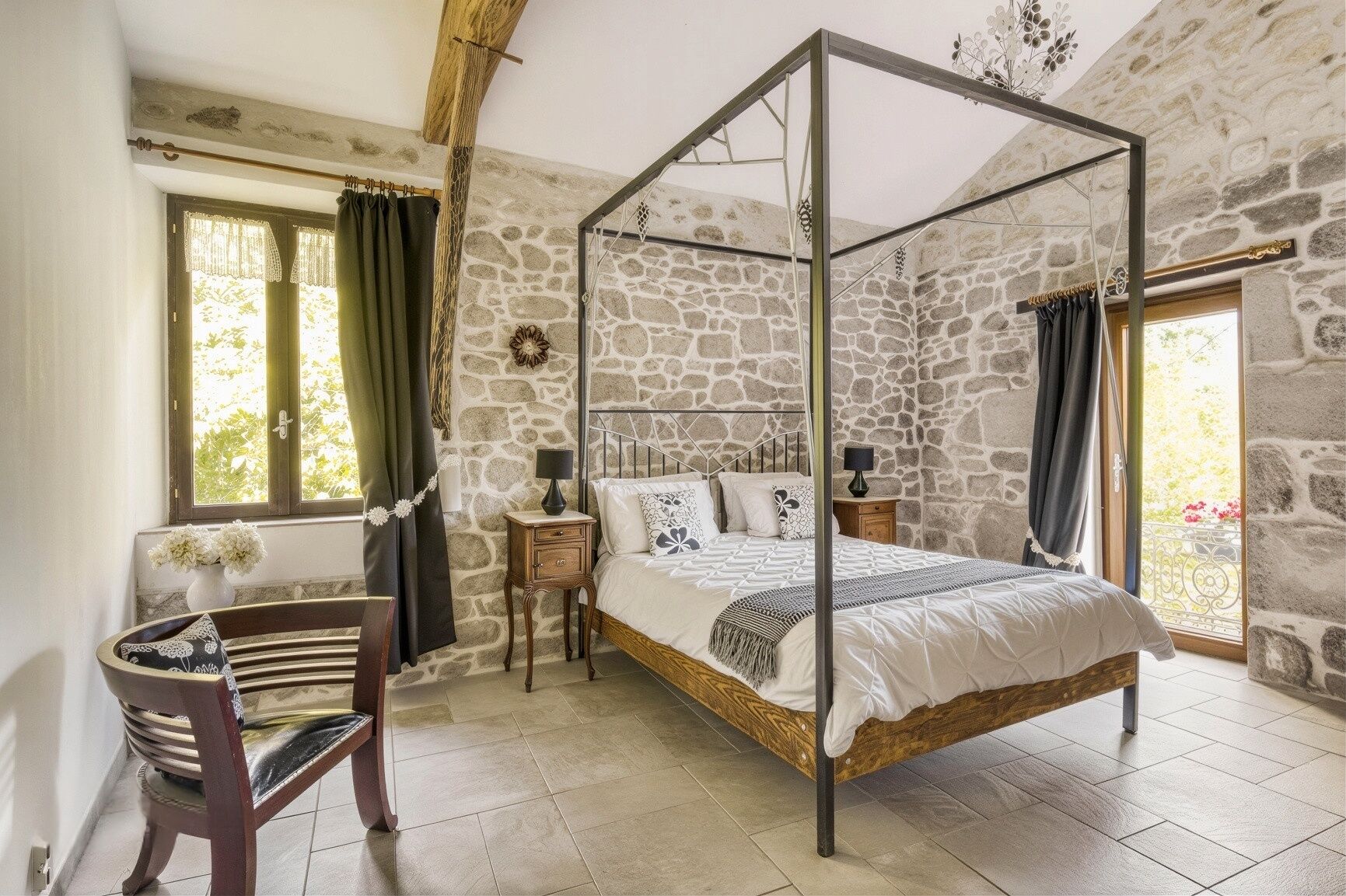 4 bedrooms, internet, bed sheets