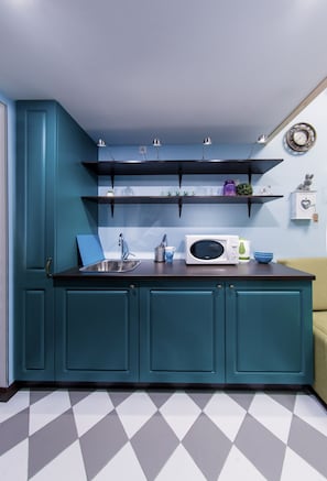 Estudio de diseñador, 1 cama matrimonial y sofá cama, cocineta, planta baja | Cocineta privada | Refrigerador, microondas y cafetera y tetera